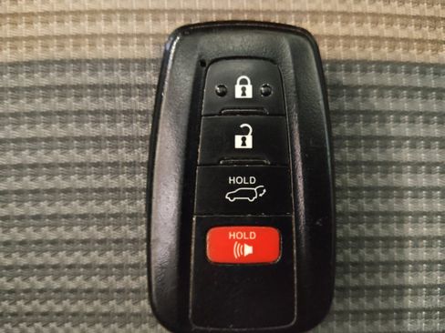 Used 2021 Toyota Highlander LE FWD image 32