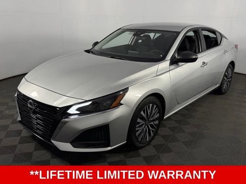 Used 2024 Nissan Altima 2.5 SV FWD image 3