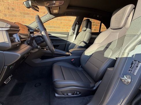 New 2025 Porsche Macan Electric RWD image 5