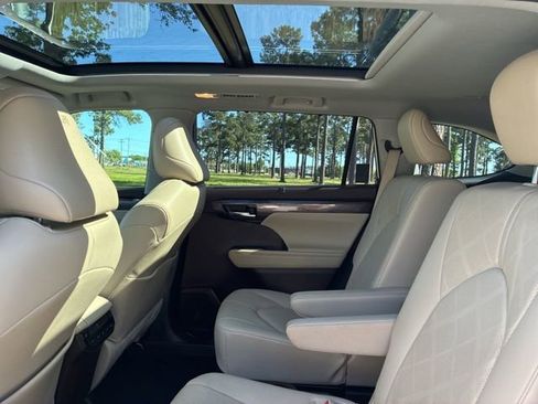 Used 2021 Toyota Highlander Platinum image 22