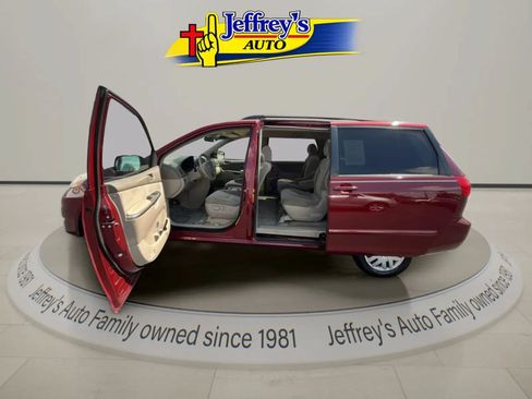 Used 2008 Toyota Sienna LE FWD image 2