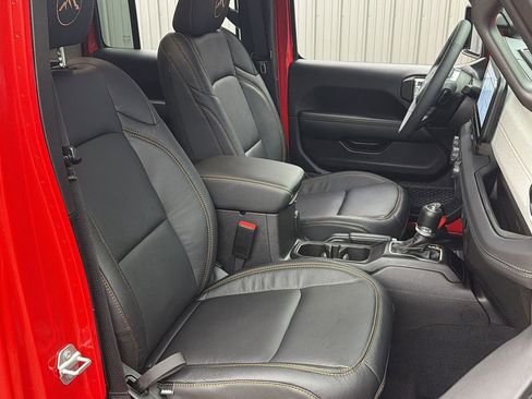 Used 2025 Jeep Wrangler Unlimited Sahara image 35