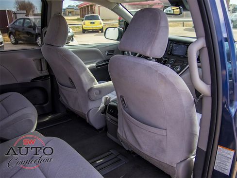 Used 2020 Toyota Sienna LE image 17