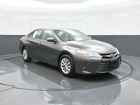 Used 2016 Toyota Camry LE FWD image 1