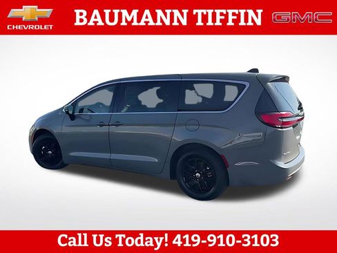 Used 2023 Chrysler Pacifica Touring-L FWD image 2