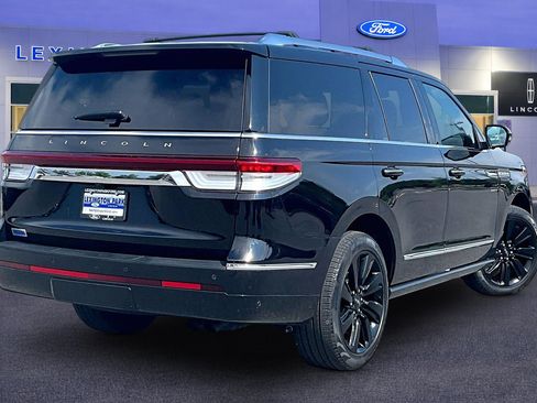 Used 2023 Lincoln Navigator Reserve AWD/4WD image 5