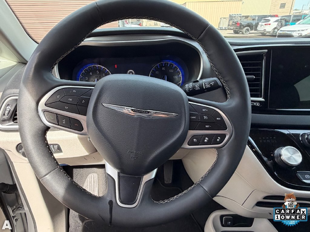 Used 2024 Chrysler Pacifica Touring-L FWD image 10