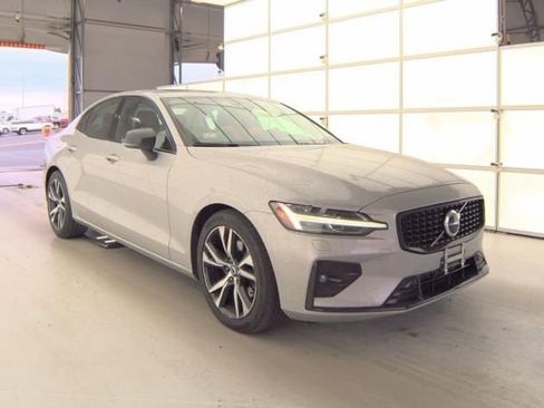 Used 2025 Volvo S60 B5 Core image 4