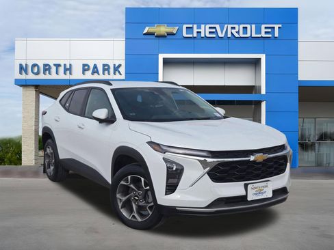 Used 2025 Chevrolet Trax LT w/ Driver Confidence Package FWD image 1