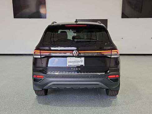 New 2026 Volkswagen Taos SE FWD image 8