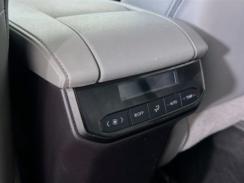 Used 2021 Toyota Highlander XLE AWD/4WD image 34