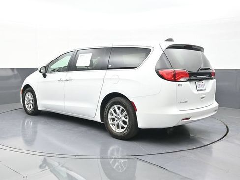 Used 2022 Chrysler Voyager LX FWD image 9