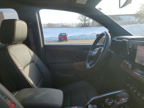 Used 2025 GMC Canyon AT4 w/ Technology Plus Package image 35