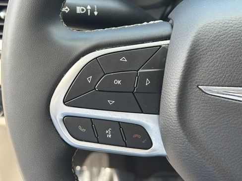 Used 2023 Chrysler Pacifica Touring-L FWD image 24
