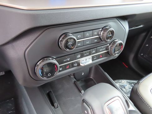 New 2026 Ford Bronco Outer Banks AWD/4WD image 14