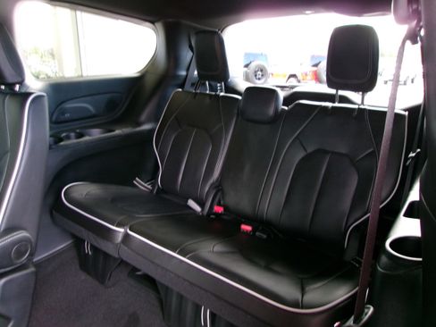 New 2026 Chrysler Pacifica Limited image 19