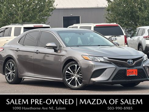 Used 2020 Toyota Camry SE w/ Sunroof Package FWD image 1