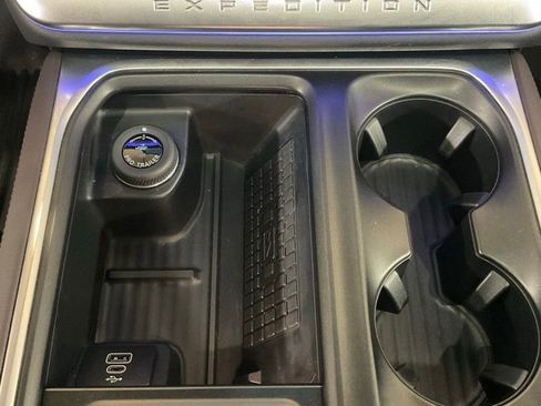 Used 2025 Ford Expedition Platinum w/ Platinum Ultimate Package AWD/4WD image 22
