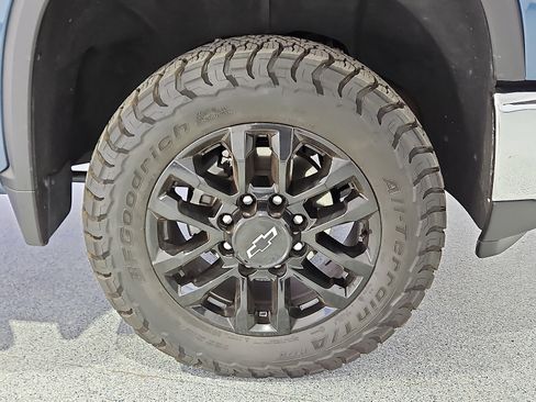 Used 2025 Chevrolet Silverado 2500 LT w/ Convenience Package AWD/4WD image 5