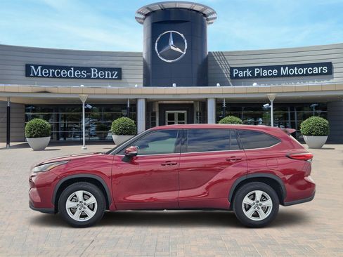 Used 2022 Toyota Highlander LE image 3