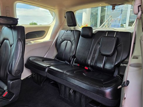 Used 2023 Chrysler Pacifica Touring-L FWD image 13