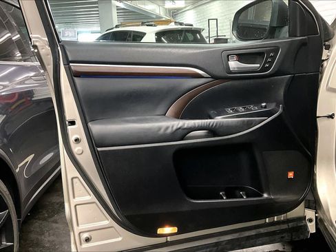 Used 2015 Toyota Highlander Limited Platinum image 21