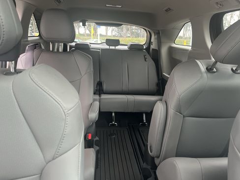 Used 2022 Toyota Sienna XLE AWD/4WD image 10