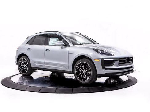 Certified 2026 Porsche Macan AWD/4WD image 9