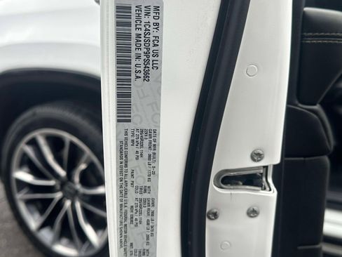 Used 2023 Jeep Wagoneer L Series III w/ Premium Group I image 40