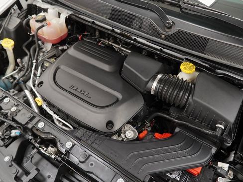 Used 2023 Chrysler Voyager LX image 49