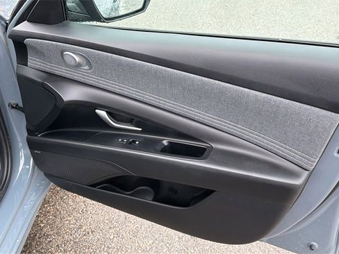 Used 2023 Hyundai Elantra Limited image 43