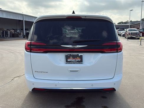Used 2024 Chrysler Pacifica Touring-L image 6