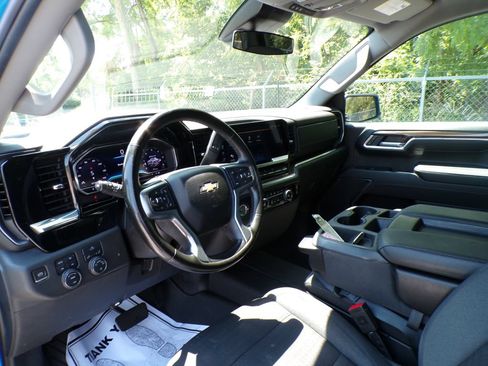 Used 2023 Chevrolet Silverado 1500 LT w/ Z71 Off-Road Package AWD/4WD image 11