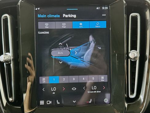 Used 2025 Volvo XC40 B5 Plus image 24