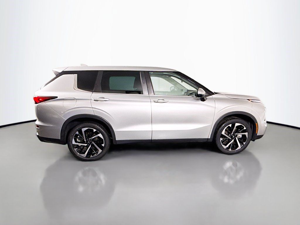 Used 2023 Mitsubishi Outlander SE FWD image 11