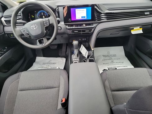 Used 2025 Toyota Camry LE image 64