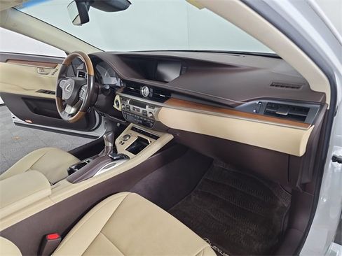 Used 2018 Lexus ES 300h image 19