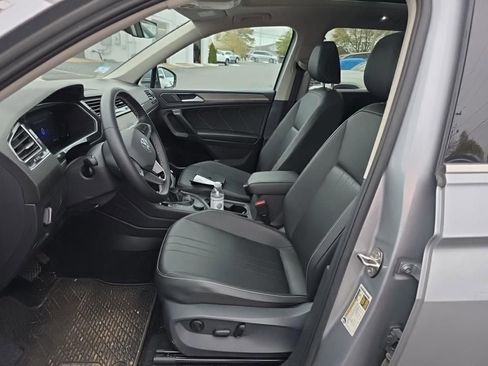 Used 2023 Volkswagen Tiguan SE w/ Panoramic Sunroof Package AWD/4WD image 7