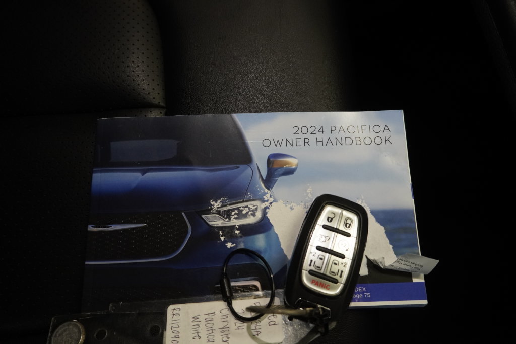 Used 2024 Chrysler Pacifica Limited FWD image 25