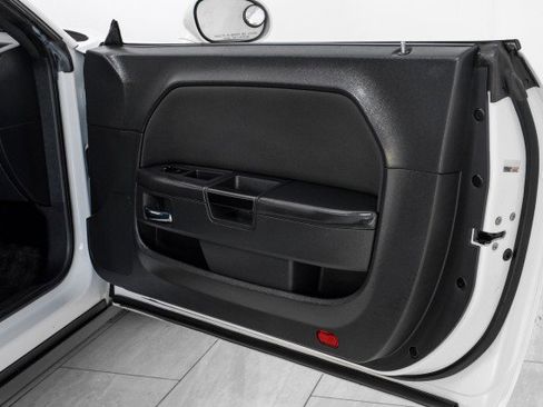 Used 2013 Dodge Challenger SXT image 34