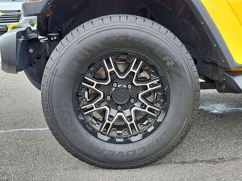 Used 2018 Jeep Wrangler Unlimited Sahara AWD/4WD image 37