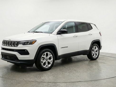 Used 2025 Jeep Compass Latitude AWD/4WD image 3