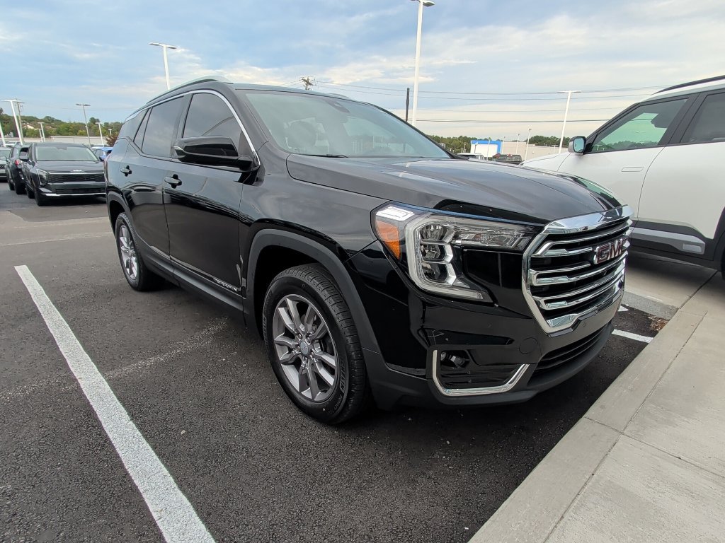 Used 2022 GMC Terrain SLT w/ Tech Package AWD/4WD image 2