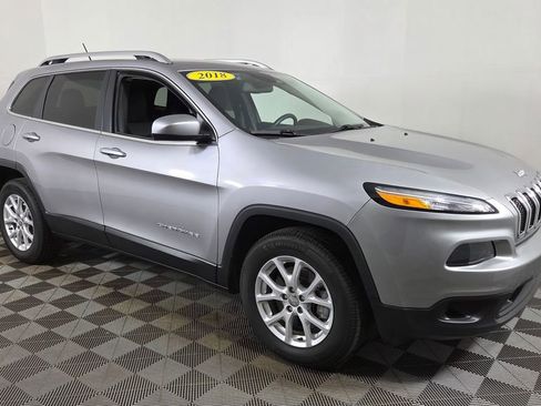 Used 2018 Jeep Cherokee Latitude w/ Cold Weather Group AWD/4WD image 6