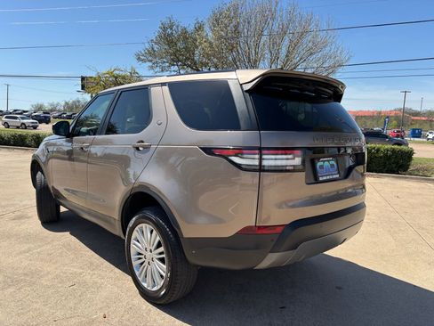 Used 2017 Land Rover Discovery SE image 9
