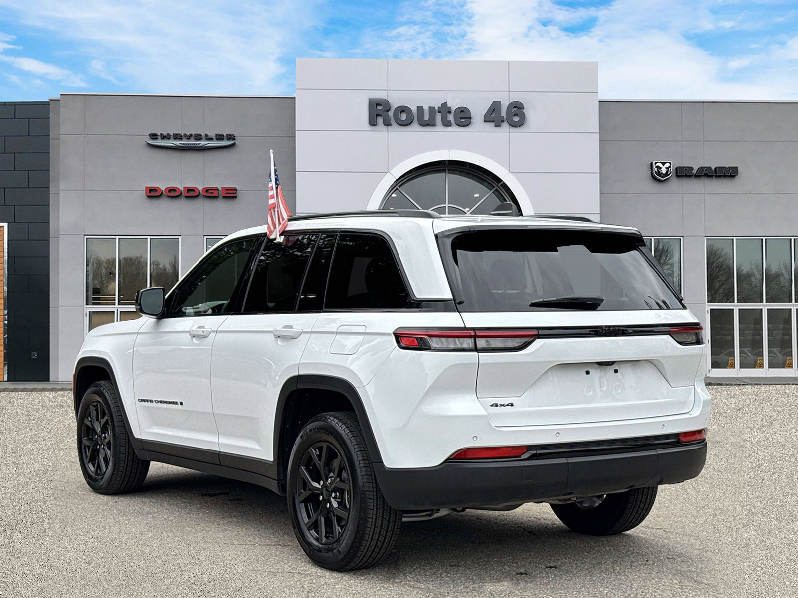 Used 2025 Jeep Grand Cherokee Altitude AWD/4WD image 4