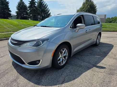 Used 2019 Chrysler Pacifica Touring Plus w/ Tire & Wheel Group FWD image 4
