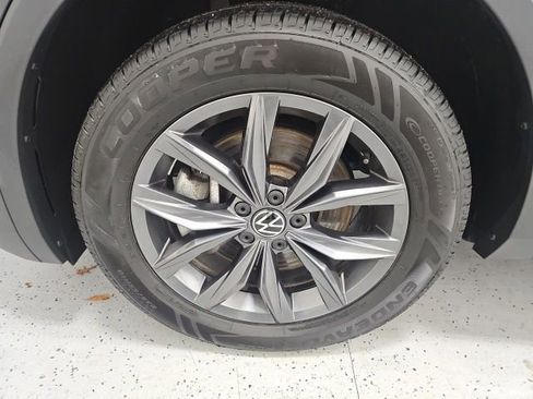 Used 2023 Volkswagen Tiguan SE w/ Panoramic Sunroof Package image 9