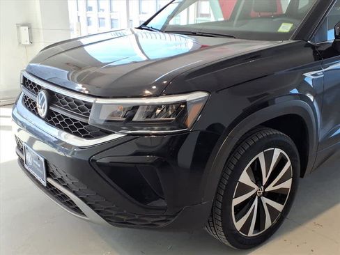 Certified 2022 Volkswagen Taos SE image 7