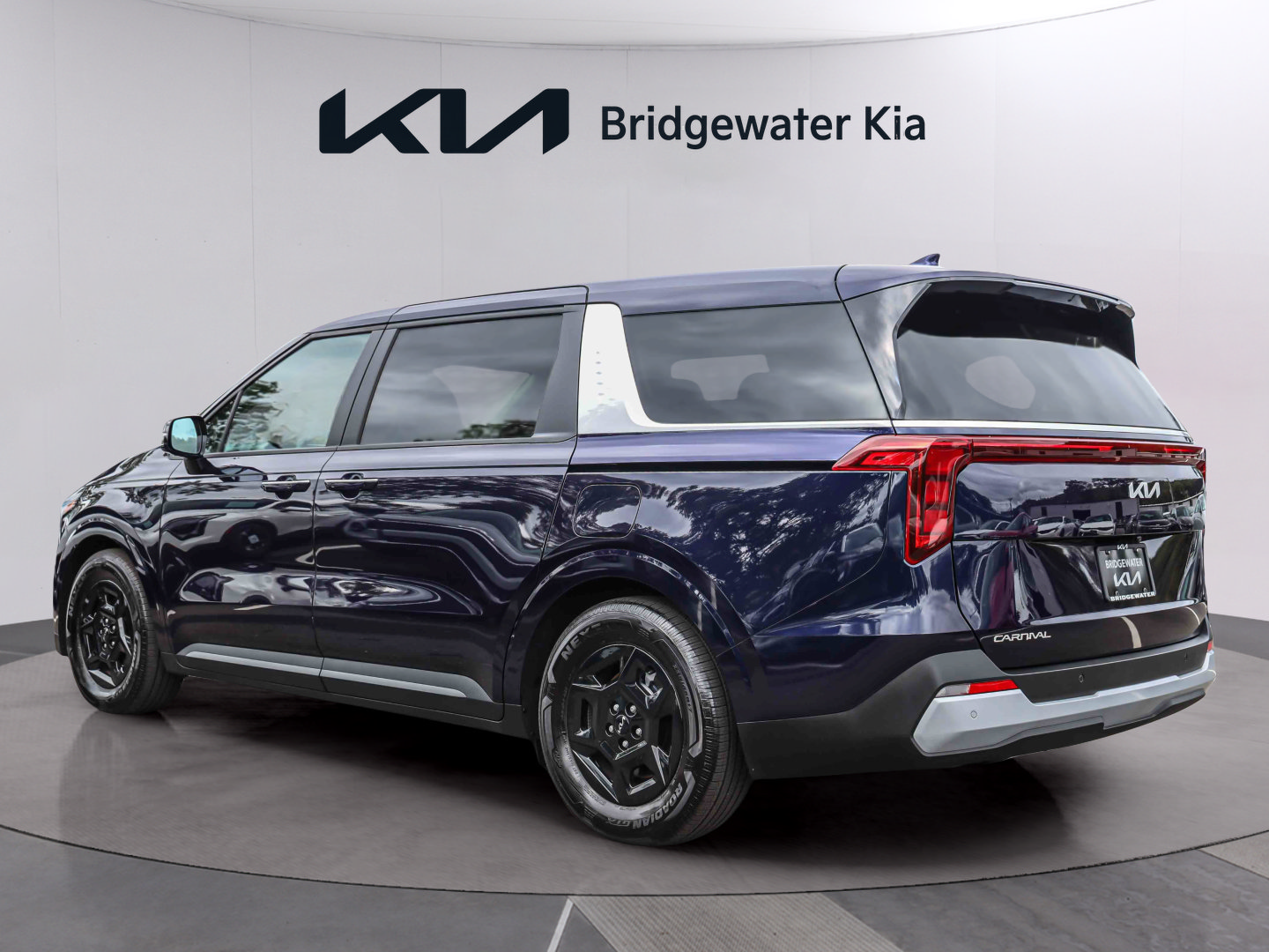 Used 2026 Kia Carnival FWD image 4